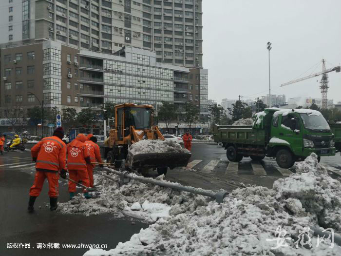 合肥大雪后城区122条主次干道第一时间被抢通