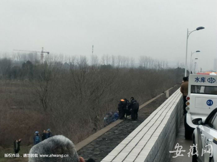 中科大失聯博士遺體被抬上岸 殯儀館車輛趕到