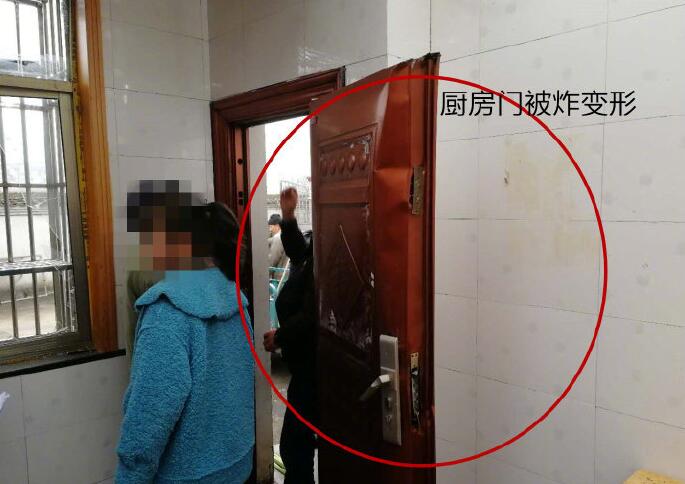 涇縣一民宅燃氣泄漏發生爆炸 房頂掀翻房門變形