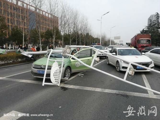 合肥一出租車撞上路燈桿 倒下的燈桿又砸中2輛車