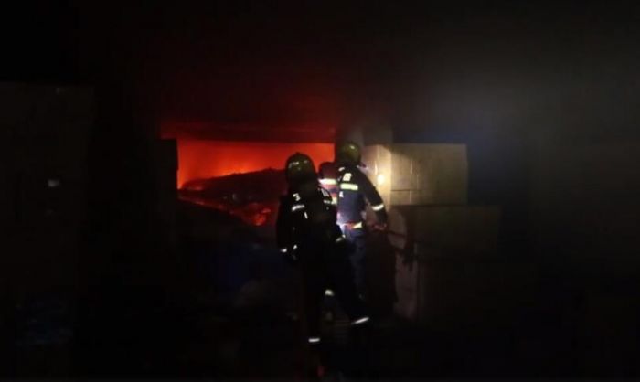 銅陵一工廠倉庫大火 報(bào)警人：由電焊引起