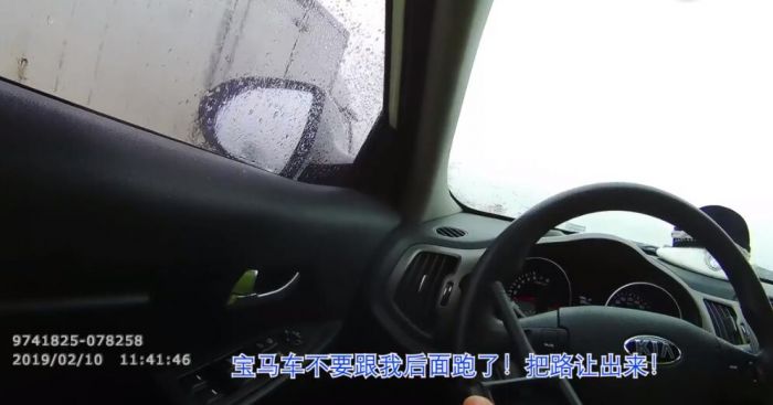 銅陵交警救援被堵高速突發腦溢血病人 怒斥寶馬：讓路