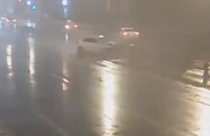 男子酒驾连撞4车 先追1轿车又撞3出租车最终碰隔离栏