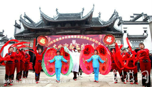3、農(nóng)民歡樂(lè)舞新年