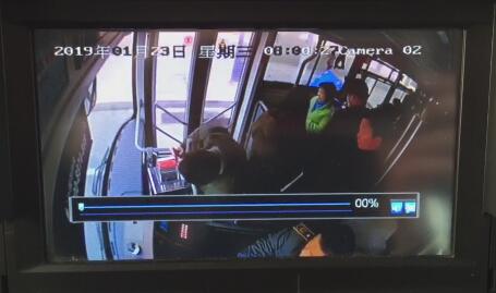 合肥一男子在118路公交車上突然倒地抽搐
