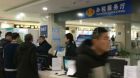 阜陽市政務服務中心： 來辦事的人不少  工作人員都在崗