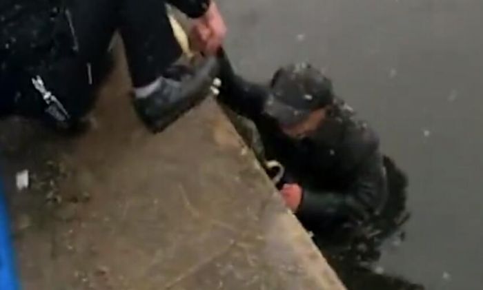 男子雪天跌入冰河全身冻僵  民警一路狂奔救人