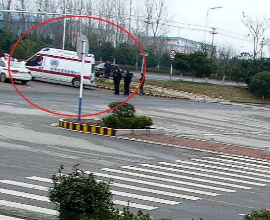蚌埠一對夫妻當(dāng)街互毆 互不相讓致受傷120到場