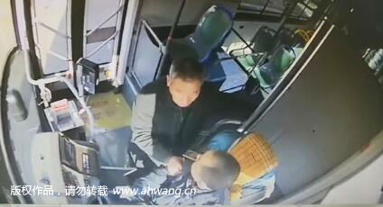 合肥一醉酒男子無故毆打公交司機 竟然還襲警