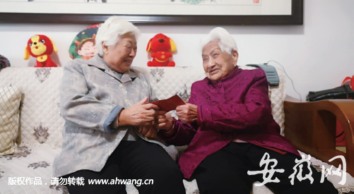 99歲的老母親何世珍（右）給78歲的女兒丁家英發壓歲錢。