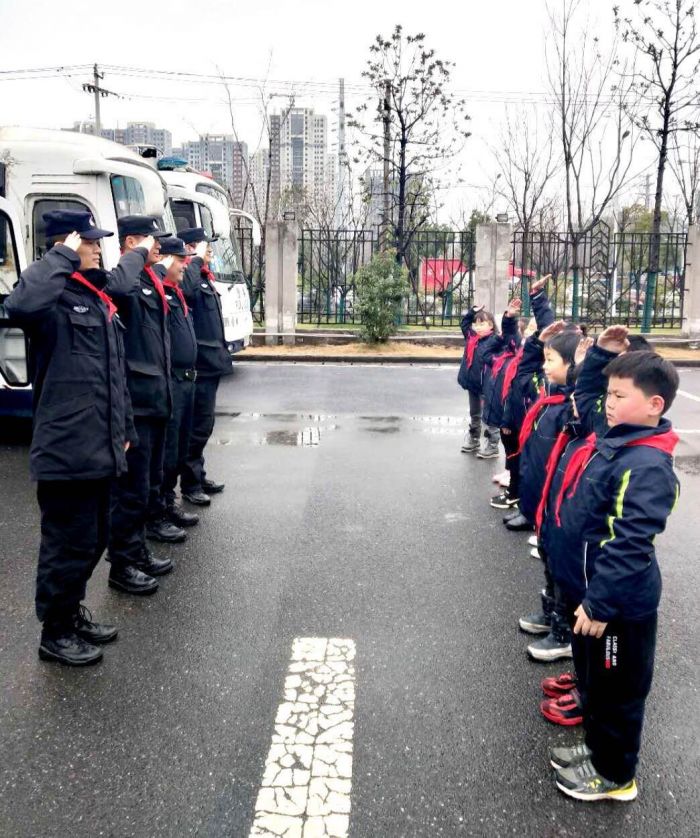 合肥南門小學“螢火蟲雛鷹小分隊”走進特巡警支隊