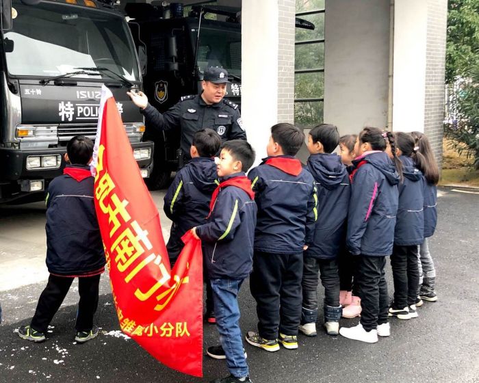 合肥南門小學“螢火蟲雛鷹小分隊”走進特巡警支隊