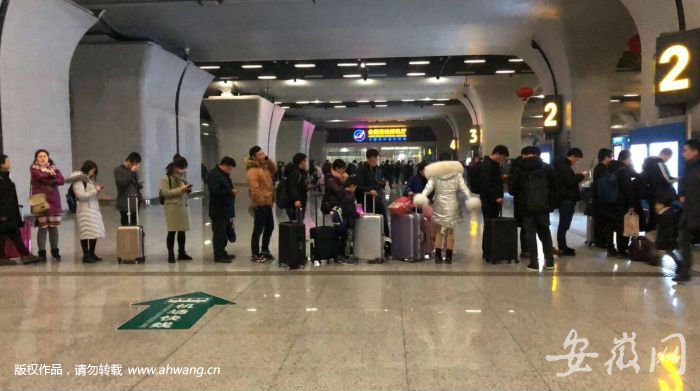 春運返程高峰 合肥南站打的乘客排隊百米