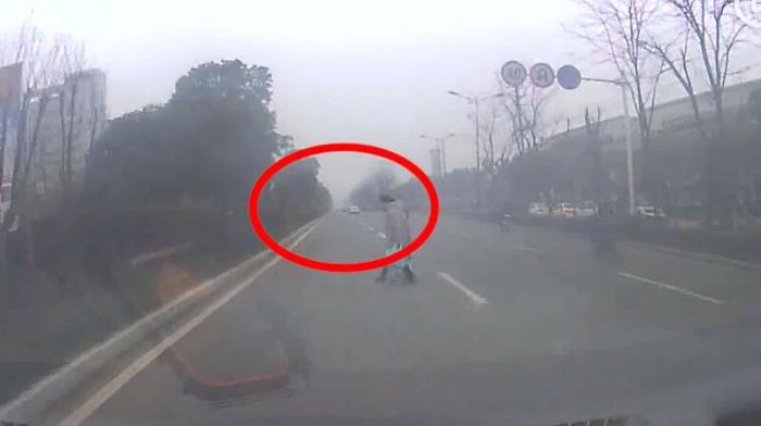 男子開車玩手機撞飛行人 妻子怒吼：你搞手機干什么