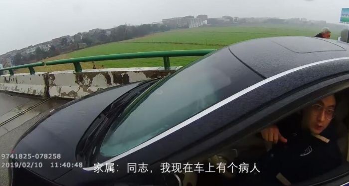 銅陵交警救援被堵高速突發腦溢血病人 怒斥寶馬：讓路