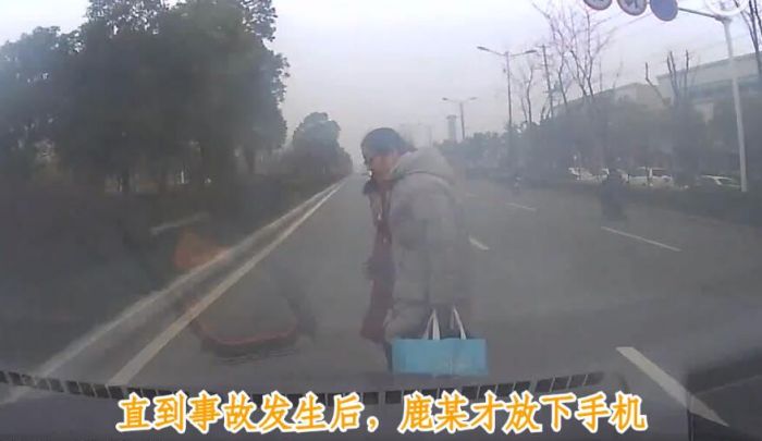 男子開車玩手機撞飛行人 妻子怒吼：你搞手機干什么