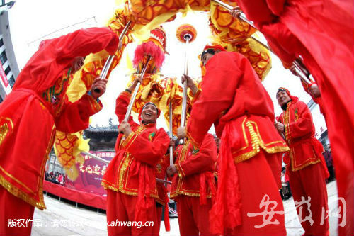 1、農(nóng)民歡樂(lè)舞新年