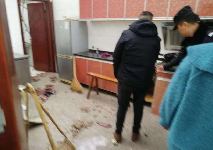 涇縣一民宅燃氣泄漏發生爆炸 房頂掀翻房門變形