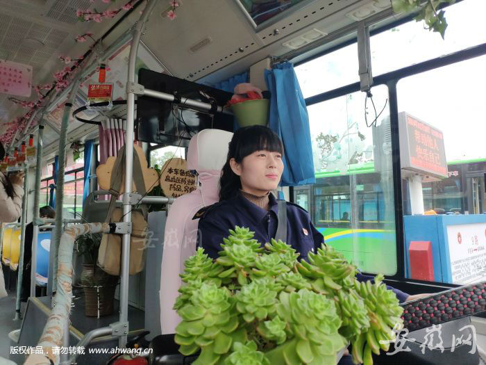 張繼菊將車廂打扮得漂漂亮亮。