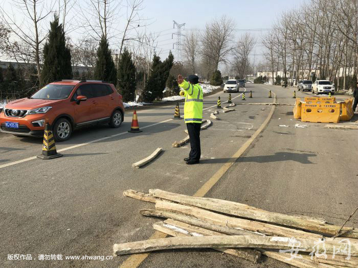 蚌埠老306省道路面出現塌陷 坑內面積約30㎡深約3米