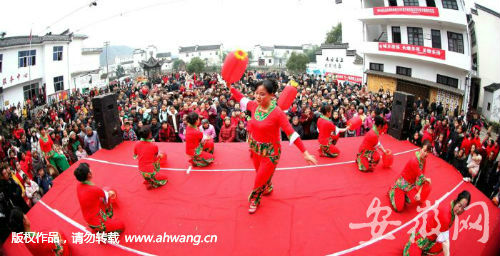 2、農(nóng)民歡樂(lè)舞新年
