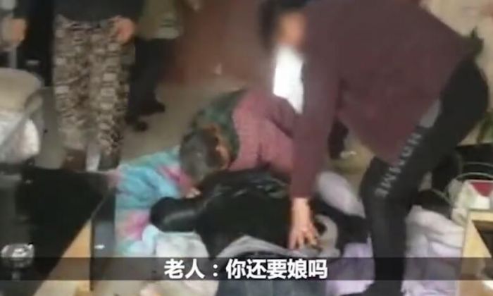 濉溪男子反锁屋内欲自焚 老母亲跪地痛哭：你还要娘吗