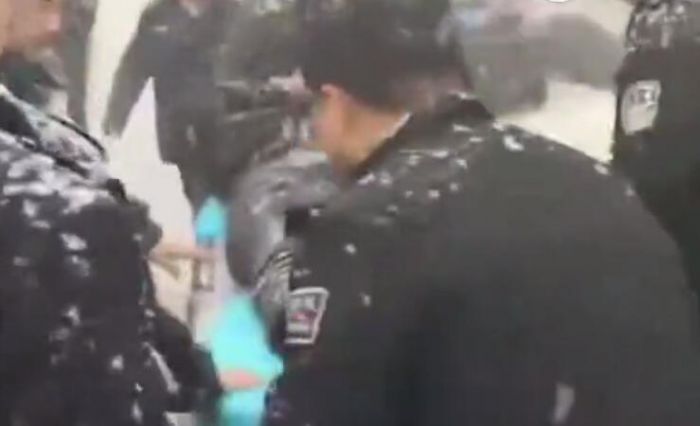 男子雪天跌入冰河全身冻僵  民警一路狂奔救人