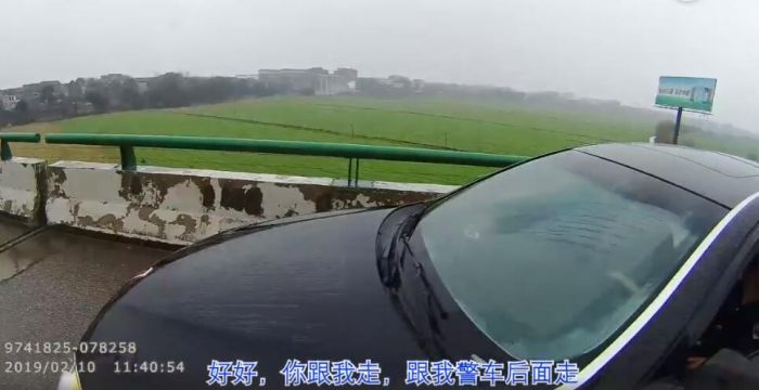 銅陵交警救援被堵高速突發腦溢血病人 怒斥寶馬：讓路