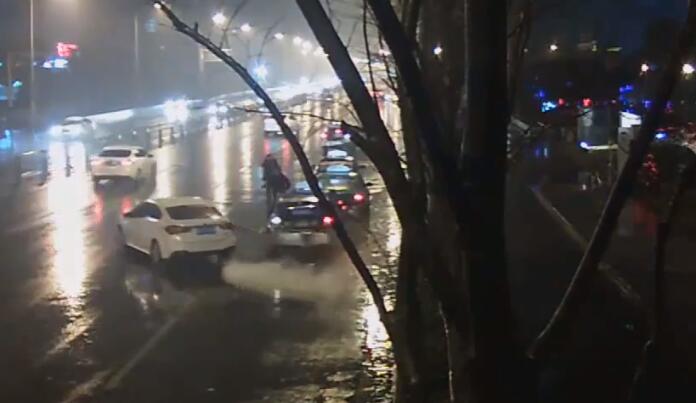 男子酒驾连撞4车 先追1轿车又撞3出租车最终碰隔离栏