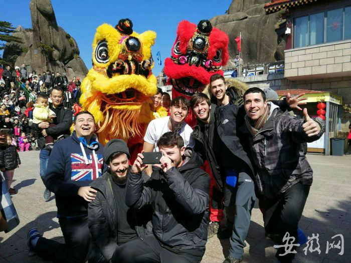 中外游客在黃山喜迎新年，拍攝者：汪捷