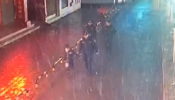 淮南一男童雪夜瞒着妈妈偷跑出来找爸爸 3位民警当保镖