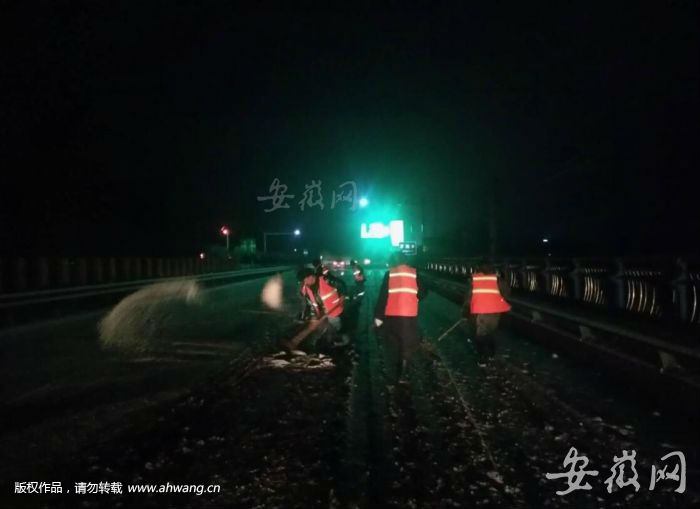 <p>養護人員在合水路灑融雪濟</p>