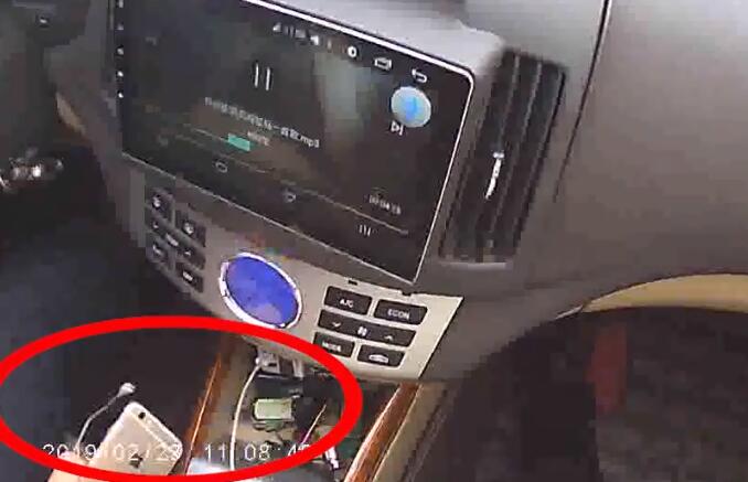 男子開車玩手機撞飛行人 妻子怒吼：你搞手機干什么