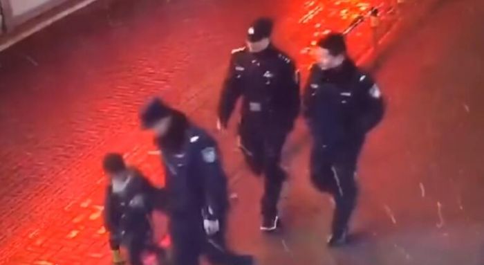 淮南一男童雪夜瞒着妈妈偷跑出来找爸爸 3位民警当保镖