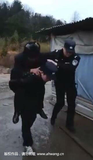 老人落水被困山中快凍僵 見到民警當場灑淚
