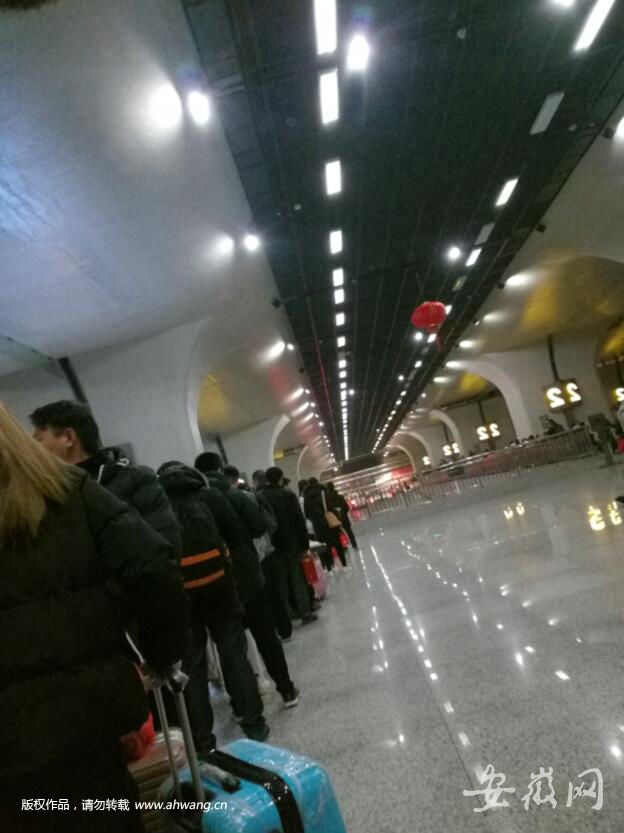 春運返程高峰 合肥南站打的乘客排隊百米