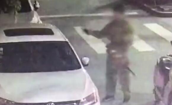 安慶男子2天打砸50多輛車包括警車 弓箭射飛鏢扎寶劍砍