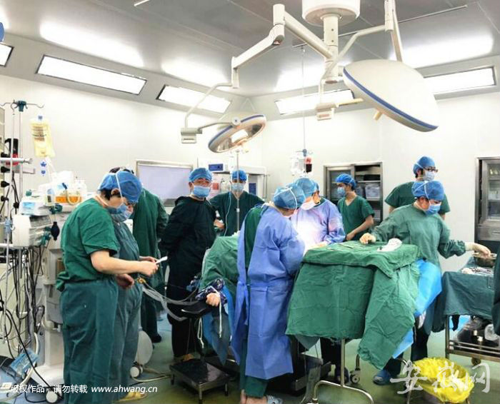 合肥特警妈妈突发羊水栓塞 医院抢救9小时夺回母女生命