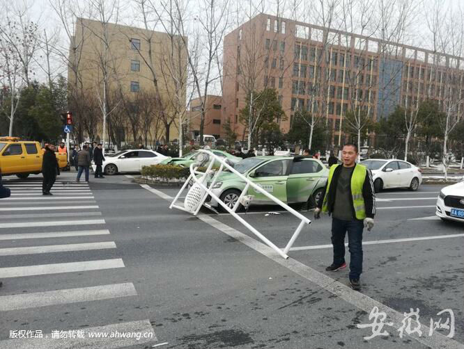 合肥一出租車撞上路燈桿 倒下的燈桿又砸中2輛車