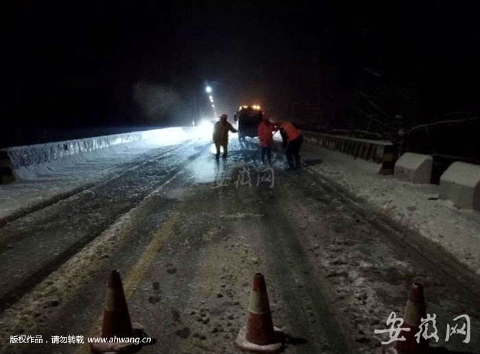 養護人員在合姚路灑融雪濟
