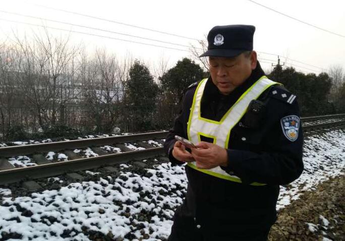乘客如廁時手機掉入廁坑 竟然報警讓民警幫尋找撿回
