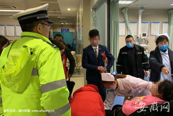 臨盆孕婦被堵路上 交警喊話開道：前方車輛 讓行