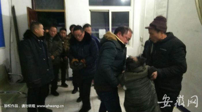 靈璧一男子醉酒躺在地上不知歸路 民警寒夜接力救助