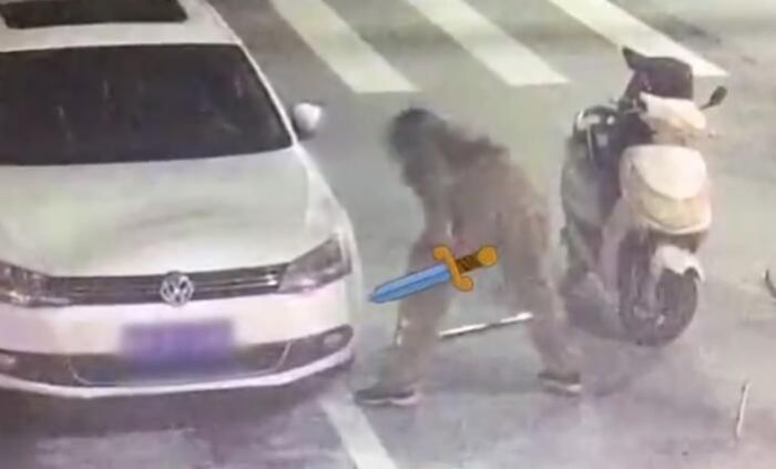 安慶男子2天打砸50多輛車包括警車 弓箭射飛鏢扎寶劍砍