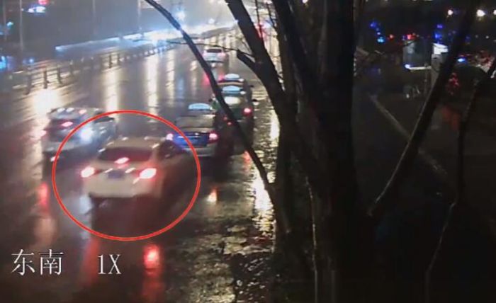 男子酒驾连撞4车 先追1轿车又撞3出租车最终碰隔离栏