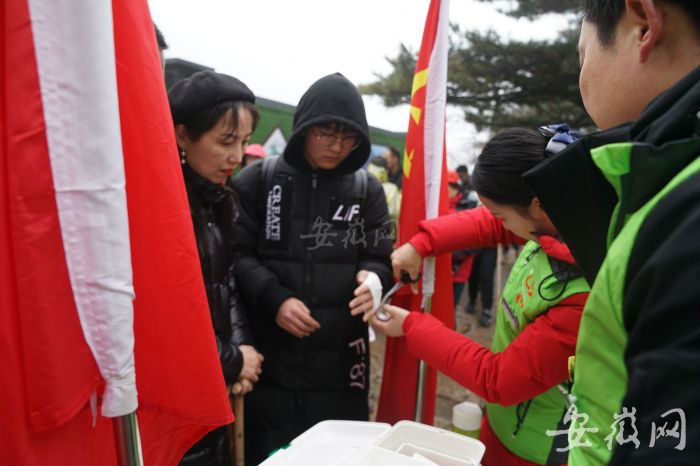 景區志愿服務者為游客包扎傷口。吳秀璟/攝