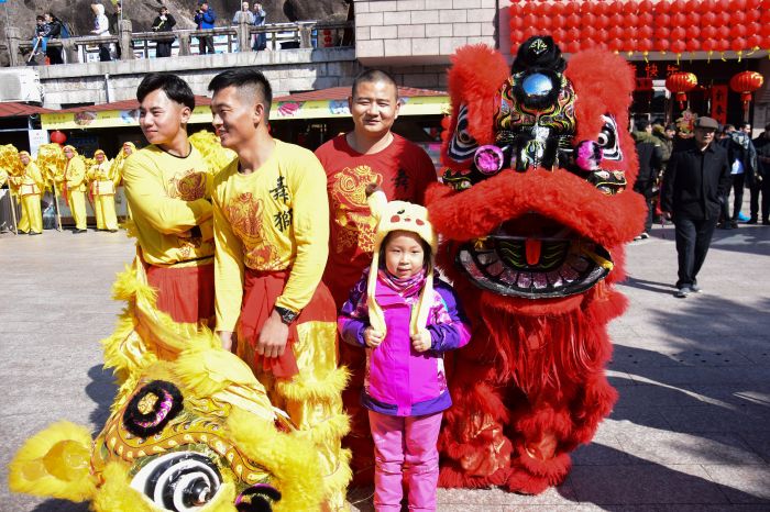 游客與舞龍舞獅合影，拍攝者：林雨龍（2）