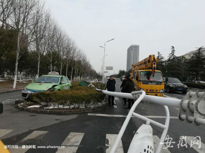合肥一出租車撞上路燈桿 倒下的燈桿又砸中2輛車