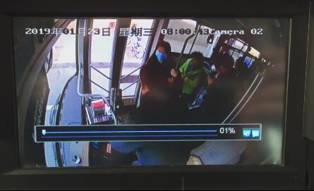 合肥一男子在118路公交車上突然倒地抽搐