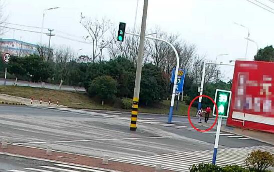 蚌埠一對夫妻當(dāng)街互毆 互不相讓致受傷120到場